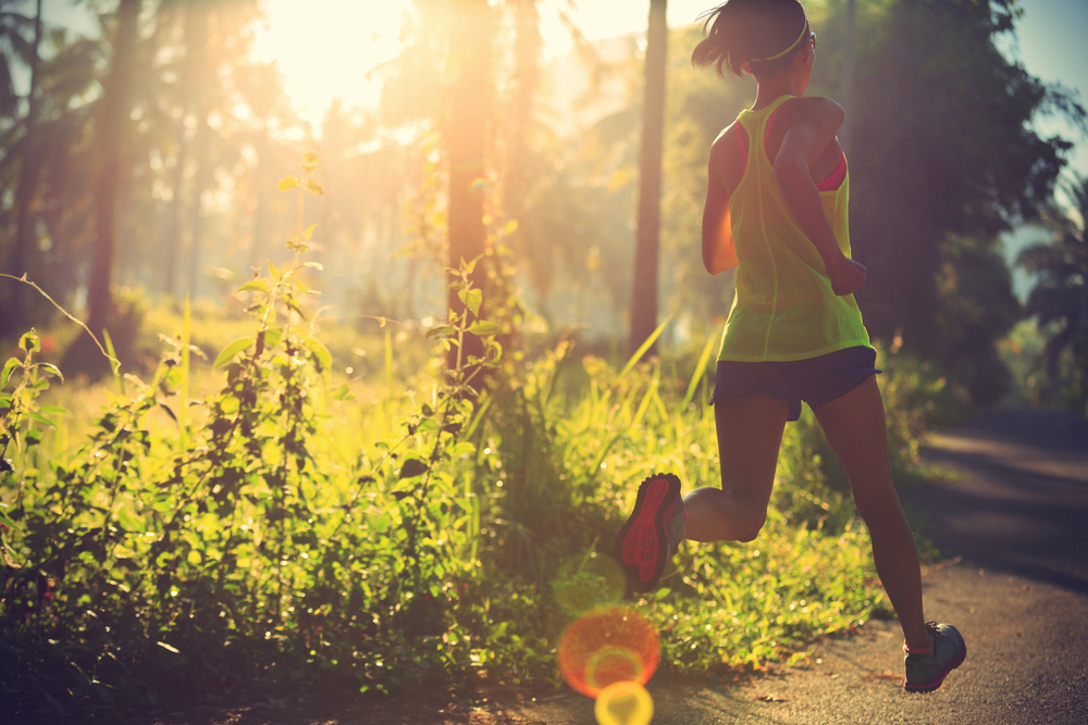 Chạy bộ ngoài trời giúp cơ thể săn chắc hơn