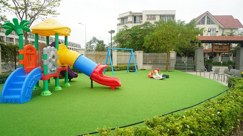 Thiết bị vui chơi r=trẻ em trong công viên