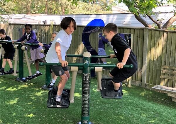 Dụng cụ thể thao học đường giúp học sinh giao lưu, vui chơi với nhau