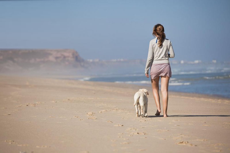 Những lợi ích sức khỏe của việc đi bộ trên bãi biển