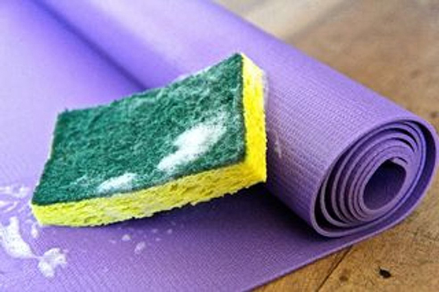 Cách vệ sinh thảm yoga đơn giản, hiệu quả mà bạn nên biết