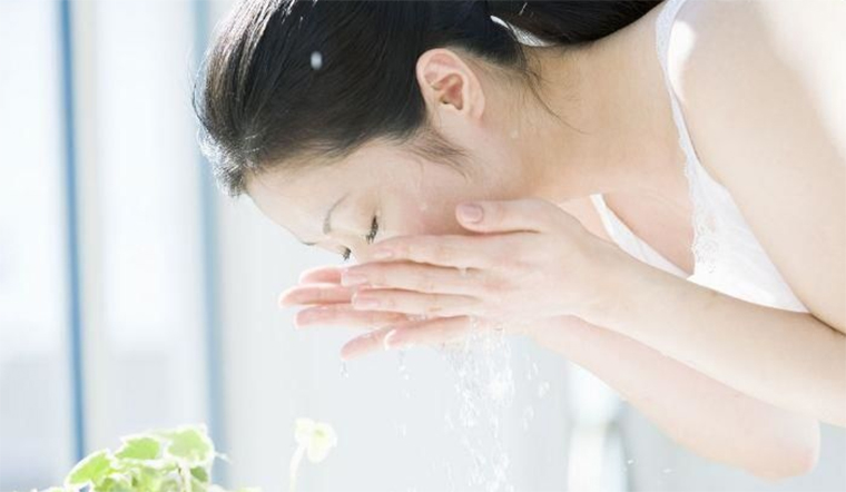 Có nên rửa mặt bằng nước ấm trước khi đi ngủ để có làn da đẹp?