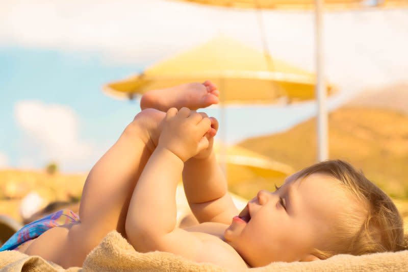 Những lưu ý cần biết khi tắm nắng cho bé để tránh các rủi ro không mong muốn